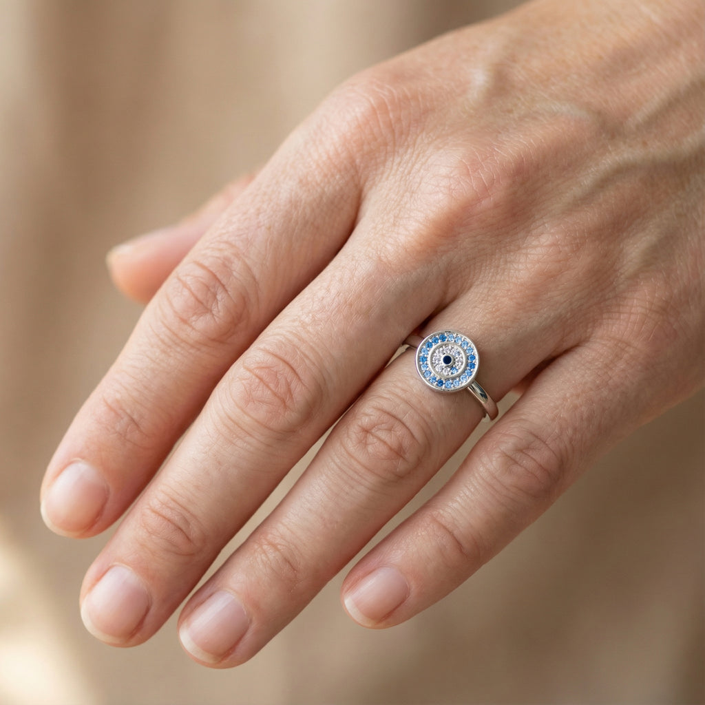 Bague argentée Onde Azur Holiseeds portée à la main, rendu réel et proportions du bijou.