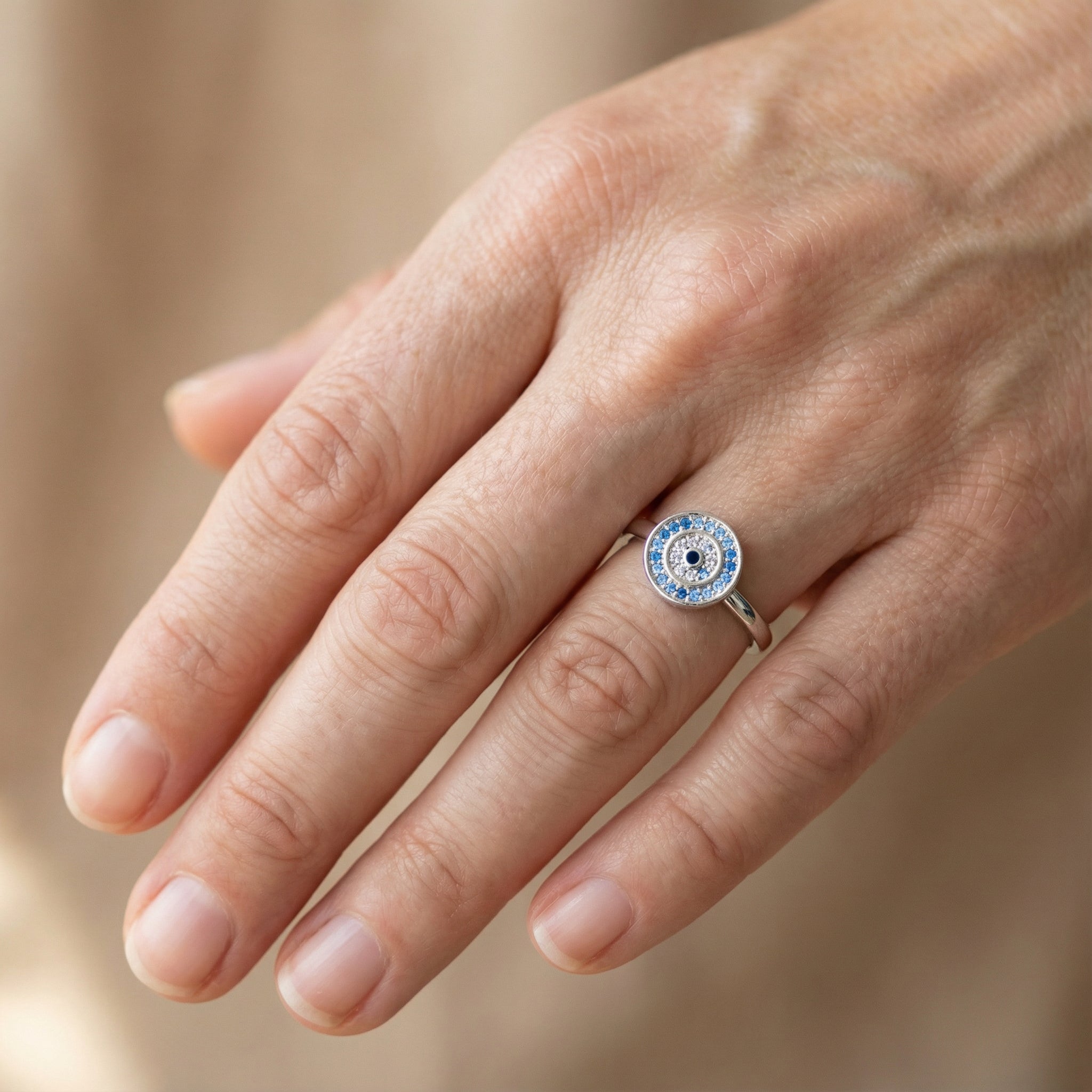 Bague argentée Onde Azur Holiseeds portée à la main, rendu réel et proportions du bijou.